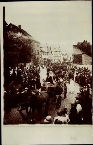 Foto Ak Unbekannter Ort, Festumzug, Zuschauer, Kutschen