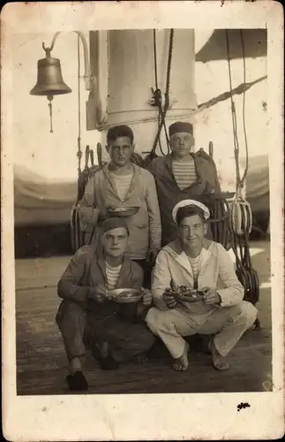 Foto Ak Französische Seeleute an Deck von einem Schiff