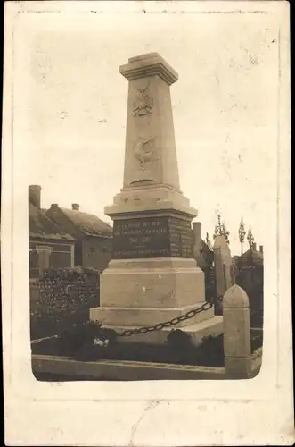 Foto Ak Hangest Somme ?, Blick auf ein Denkmal