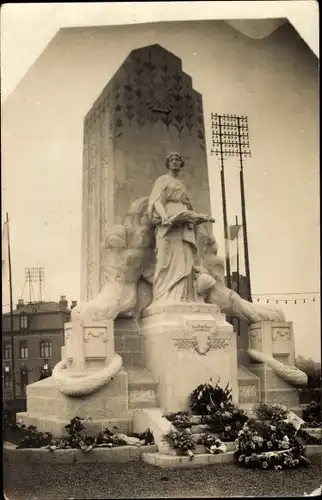 Foto Ak Frankreich, Blick auf ein Denkmal, Kränze