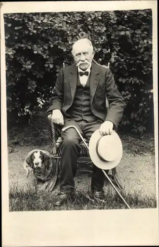 Foto Ak Älterer Mann im Anzug mit Hund, Portrait, Gehstock