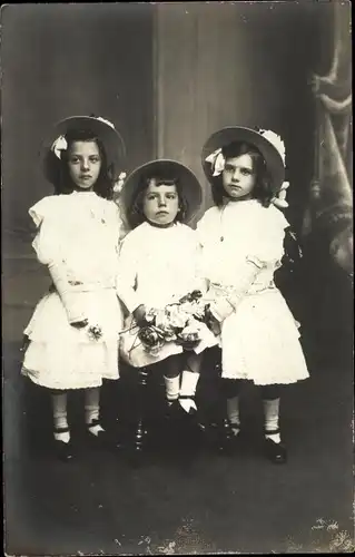 Foto Ak Drei kleine Mädchen in weißen Kleidern mit Hüten, Portrait