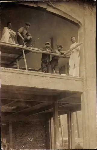 Foto Ak Unbekannter Ort, Bauarbeiter auf einer Baustelle