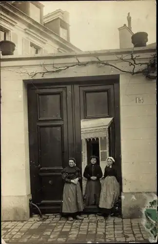 Foto Ak Unbekannter Ort, Frauen vor einer Haustür, Hausnummer 15