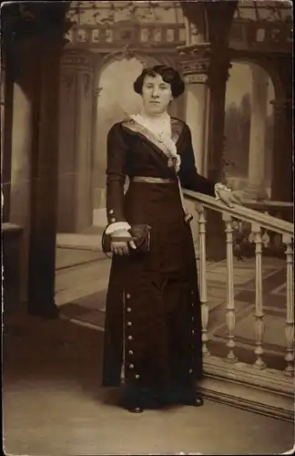 Foto Ak Paris, Standportrait einer Frau in langem Kleid 1914