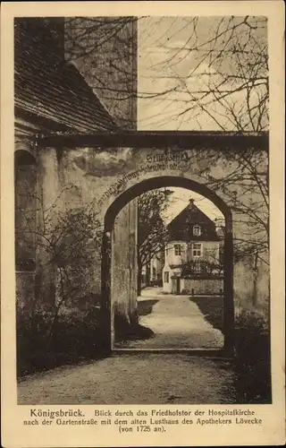 Ak Königsbrück in der Oberlausitz, Blick durch das Friedhofstor der Hospitalkirche zur Gartenstraße