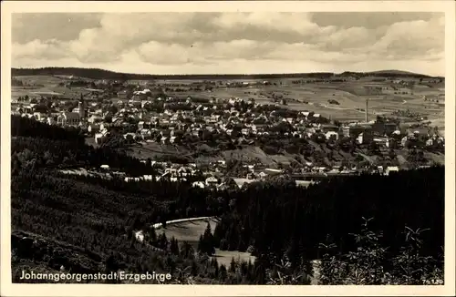 Ak Johanngeorgenstadt im Erzgebirge Sachsen, Totalansicht mit Auersberg
