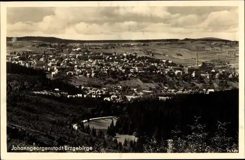 Ak Johanngeorgenstadt im Erzgebirge Sachsen, Totalansicht der Ortschaft mit Auersberg