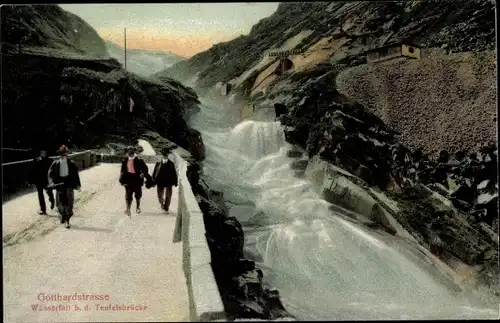 Ak Andermatt Kt. Uri Schweiz, Gotthardstraße, Wasserfall b. d. Teufelsbrücke