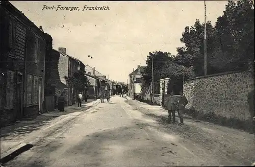 Ak Pont Faverger Marne, Soldaten auf der Straße