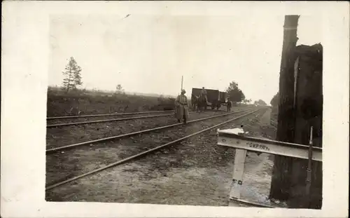 Foto Ak Hołoby Holoby Ukraine, Bahnhof, Pferde ziehen Waggon, Bahnrauch zieht Feinde unnötig an