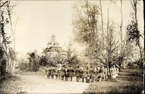 Foto Ak Holoby Ukraine, Platzmusik mit Stabsgebäude, I. WK