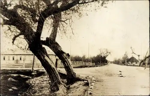 Foto Ak Holoby Ukraine, Straßenszene im Ort, Bäume, Gebäude, I. WK