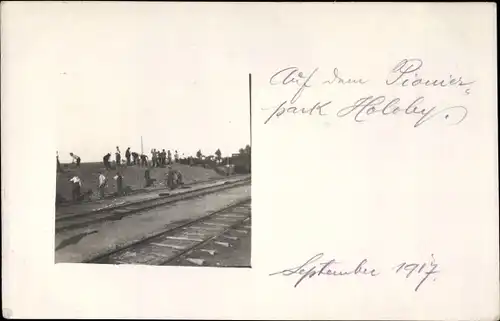 Foto Ak Hołoby Holoby Ukraine, Auf dem Pionierpark, Bahngleise, Soldaten bei der Arbeit, I. WK