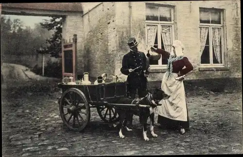 Ak Milchfrau mit Hundekarren, Polizist