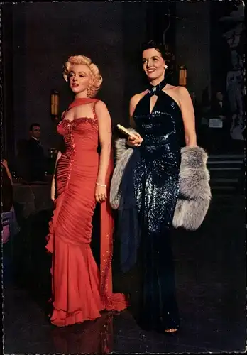 Ak Schauspielerinnen Marilyn Monroe und Jane Russell, Portrait, Rotes Kleid