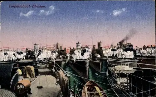 Ak Deutsche Kriegsschiffe, Torpedoboot Division im Hafen, Seeleute