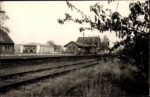 Foto Ak Quickborn in Holstein, Blick über die Schienen zum Bahnhof, Gleisseite