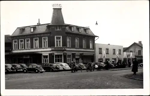 Foto Ak Quickborn in Holstein, Straßenpartie mit Hotel Restaurant, VW Käfer