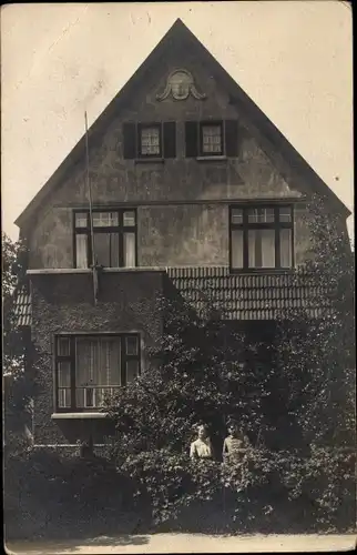 Foto Ak Quickborn in Holstein, Deutscher Soldat in Uniform mit Frau vor einem Haus