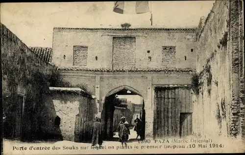 Ak Taza Marokko, Porte d'entree des Souks sur lequel on planta le premier Drapeau 10 Mai 1914