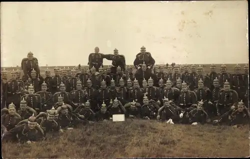 Foto Ak Deutsche Soldaten in Uniformen, Gruppenaufnahme