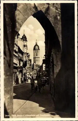 Ak Jena in Thüringen, Blick durch das Johannistor auf die Stadtkirche