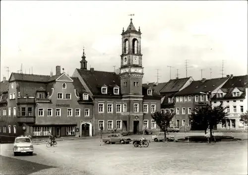 Ak Königsbrück in der Oberlausitz, Karl-Marx-Platz, Rathaus, Glockenturm, Fahrzeuge