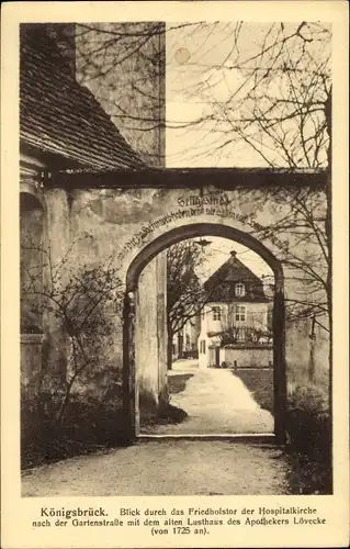 Ak Königsbrück in der Oberlausitz, Blick durch das Friedhofstor der Hospitalkirche nach Gartenstraße