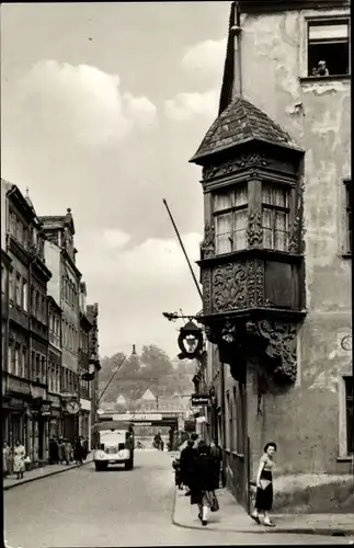 Ak Pirna in Sachsen, Karl Marx Straße mit Engelserker, Laster, Passanten