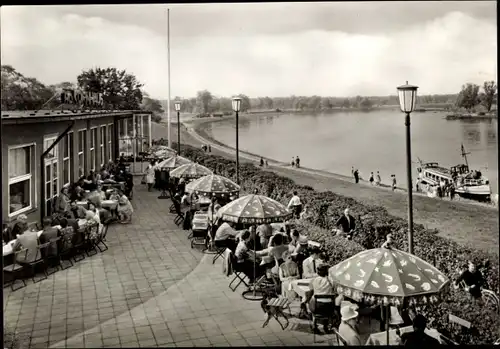 Ak Dessau in Sachsen Anhalt, HO Gaststätte Kornhaus an der Elbe, Terrasse