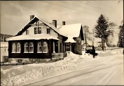 Ak Königswalde im Erzgebirge, Konsum-Gaststätte Brettmühle, Winteransicht