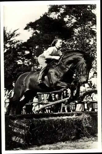 Ak Niederländisches Königshaus, Prinzessin Margriet, Springreiten