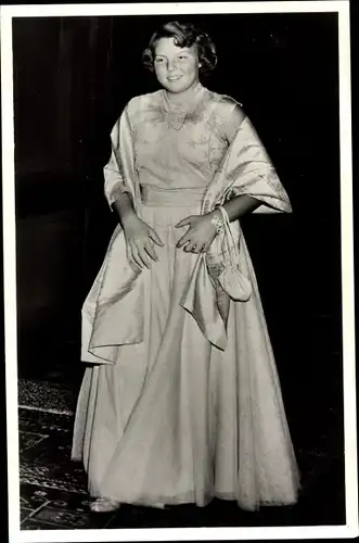 Ak Niederländisches Königshaus, Prinzessin Beatrix, Portrait, Kleid