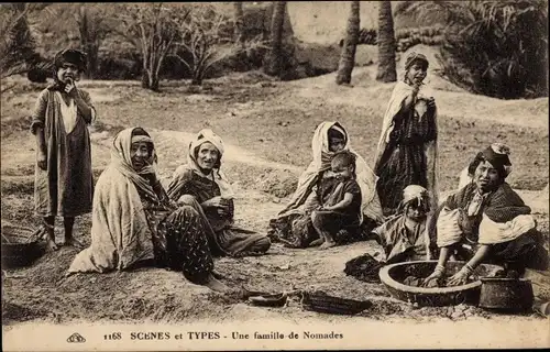 Ak Une Famille de Nomades, Nomaden, Kinder, sitzende Frauen, Maghreb