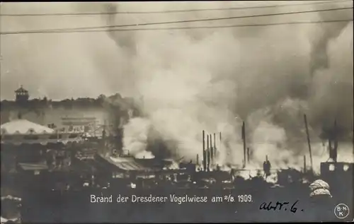 Ak Dresden Zentrum, Brand der Vogelwiese 1909, Ruinen, Rauchwolken