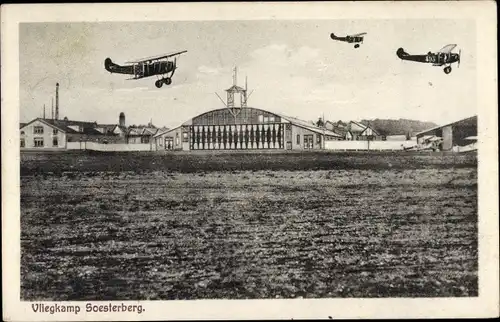 Ak Soesterberg Utrecht Niederlande, Vliegkamp, Flugfeld mit Flugzeugen, Hangar