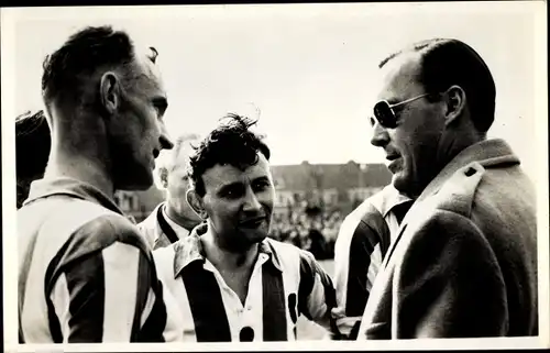 Ak Prinz Bernhard der Niederlande im Gespräch mit Fußballspielern Lenstra und Jonkman, 1951