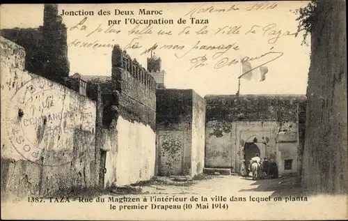 Ak Taza Marokko, Rue du Maghzen a l'interieur de la ville dans lequel on planta le premier Drapeau