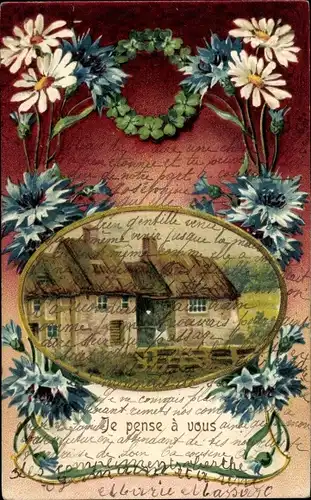 Präge Ak Je pense a vous, Bauerrnhaus, Kornblumen, Margeriten, Kleeblätter
