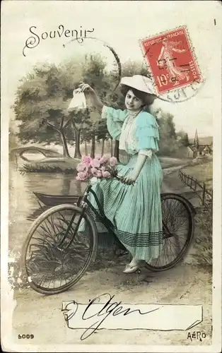 Ak Souvenir, Frau auf einem Fahrrad