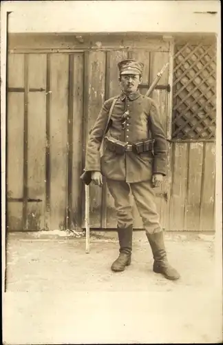 Foto Ak Müglitz, Deutscher Soldat in Uniform, Landsturm, Standportrait, I WK