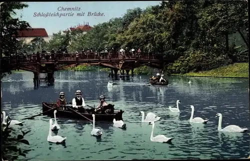 Ak Chemnitz Sachsen, Schloßteichpartie mit Brücke, Schwäne, Ruderboot