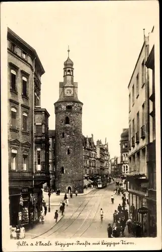 Ak Halle an der Saale, Leipziger Straße mit Leipziger Turm, Passanten
