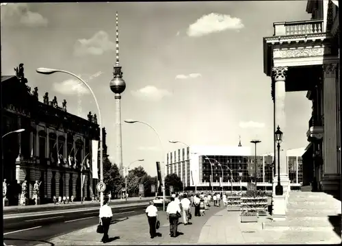 Ak Berlin Mitte, Unter den Linden, Blick zum Palast der Republik