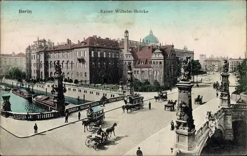 Ak Berlin Mitte, Kaiser Wilhelm Brücke und Straße, Kutschen