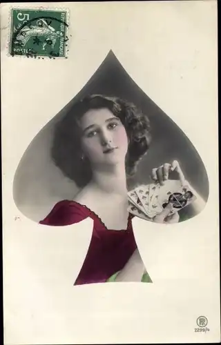 Passepartout Ak Portrait einer Frau mit Spielkarten, Pik