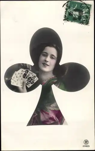 Passepartout Ak Portrait einer Frau mit Spielkarten, Kreuz
