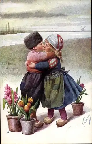 Künstler Ak Feiertag, K., Kinder in niederländischen Trachten, Kuss, Liebespaar, Tulpen