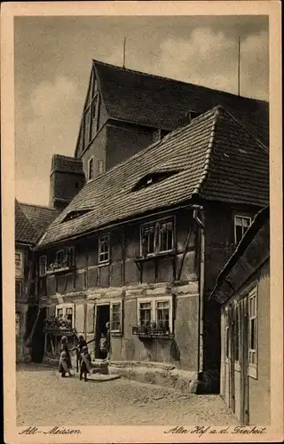 Ak Meißen in Sachsen, Alter Hof an der Freiheit, Bewohner, Sächsische Heimatschutzpostkarte